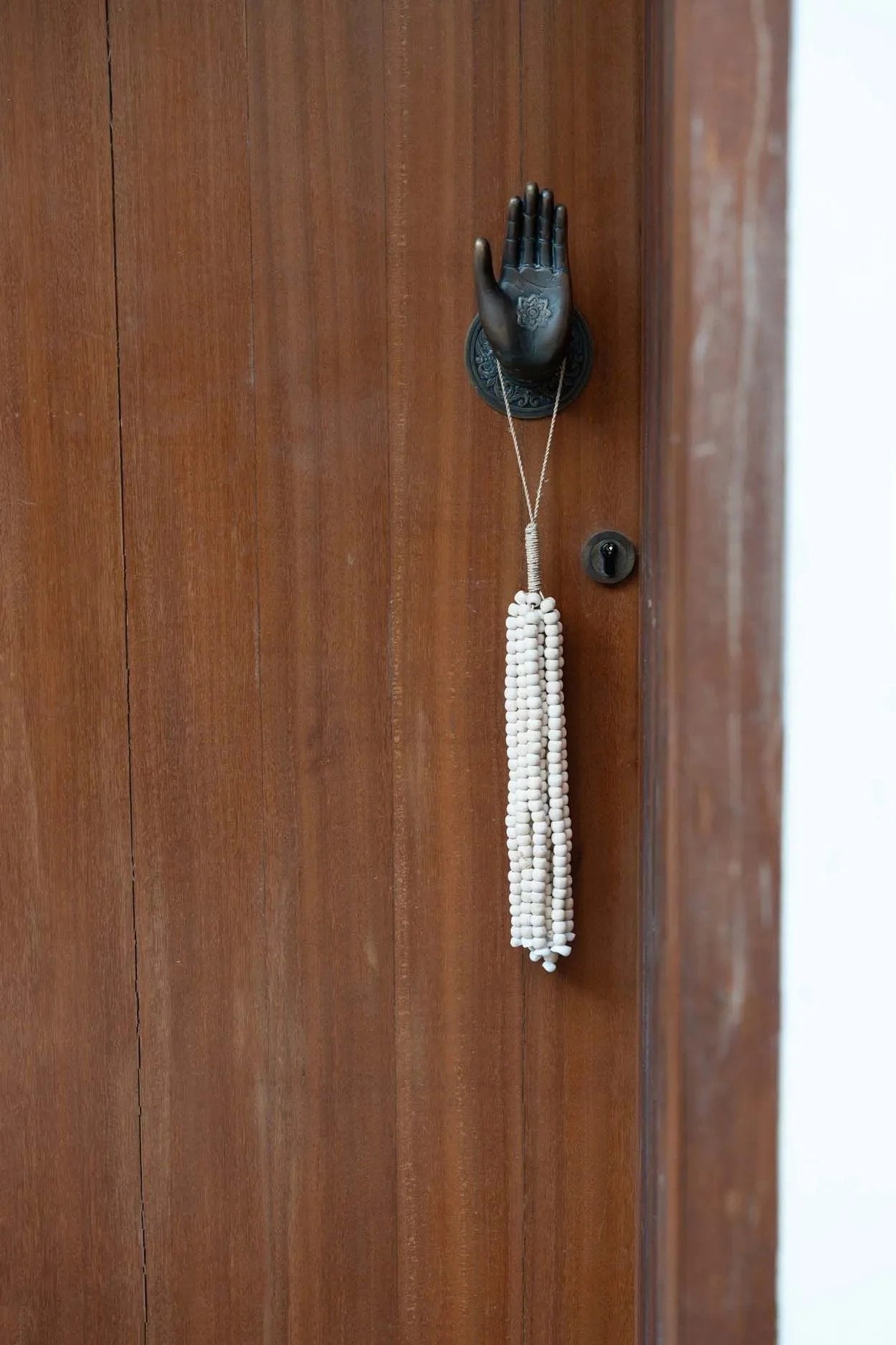 Porte en bois avec porte-manteau en forme de main et tassel de perles naturelles