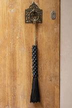 Tassel décoratif en perles de bois noir avec anneau en métal orné, suspendu