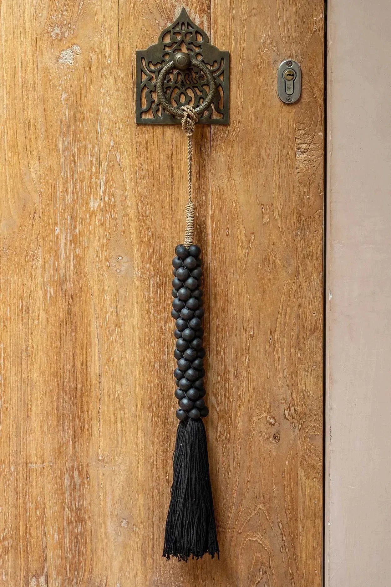 Porte-clés en bois avec fleuret en perles de bois noir et corde naturelle