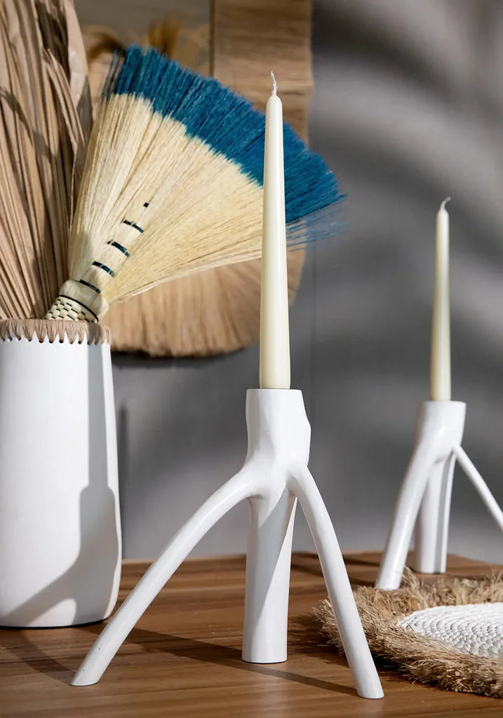 Photographies de porte-bougie à trois branches en céramique blanche pour décoration intérieure