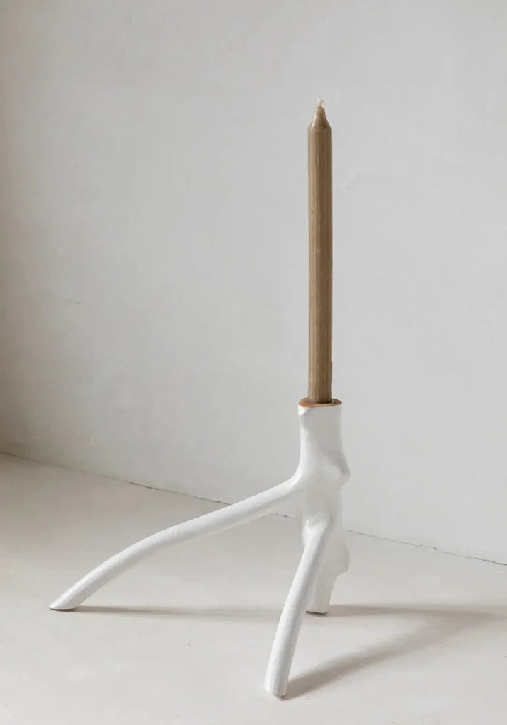 Porte-bougie à trois branches blanc avec bougie marron pour décoration élégante