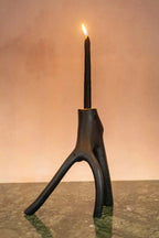 Bougie noire en flame dans un porte-bougie arbre sombre, Le porte-bougie à trois branches - Noir