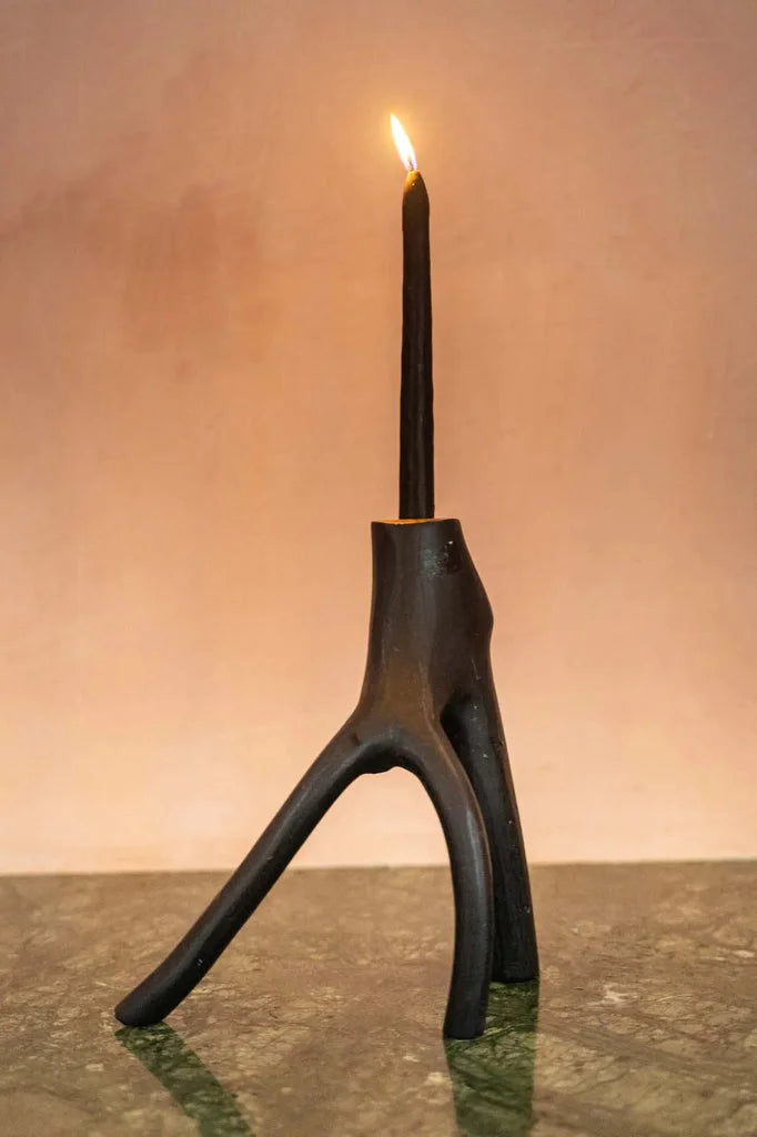 Bougie noire en flame dans un porte-bougie arbre sombre, Le porte-bougie à trois branches - Noir