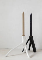Deux porte-bougies à branches noires avec des bougies pour décoration élégante