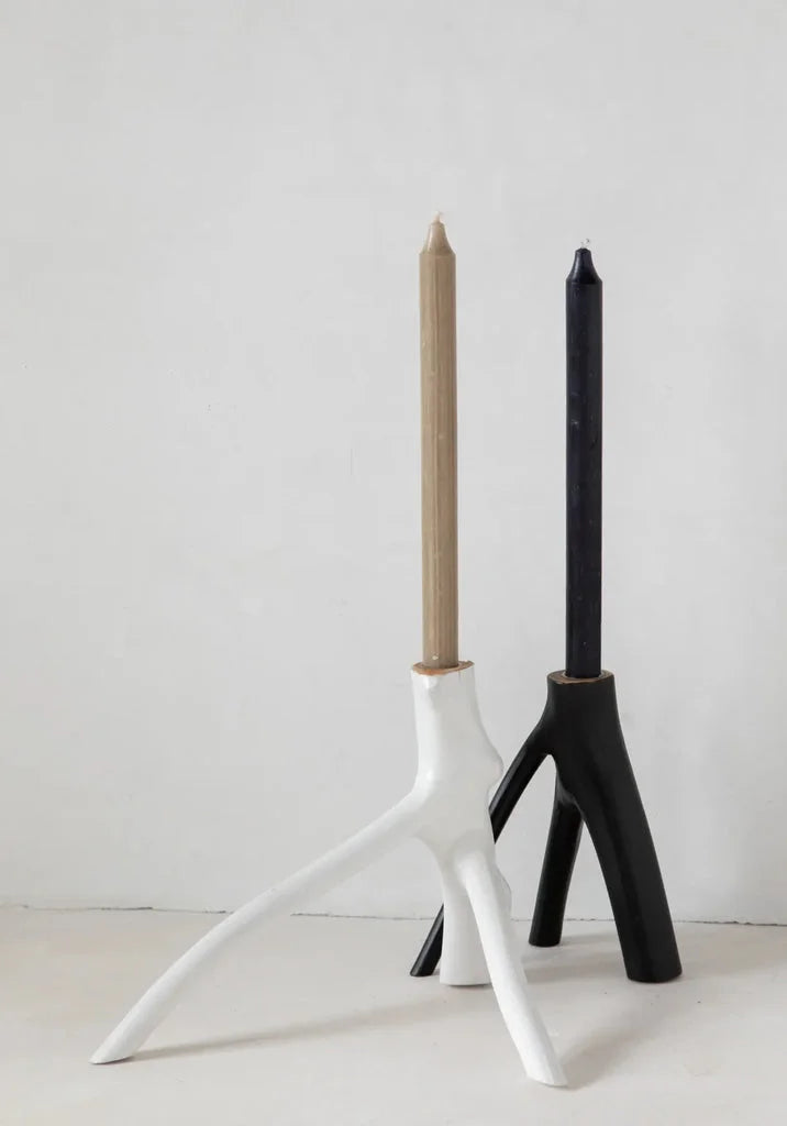 Deux porte-bougies à branches noires avec des bougies pour décoration élégante