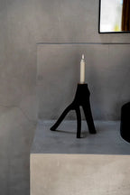 Porte-bougie noir en forme de racine avec bougie blanche, style élégant et original