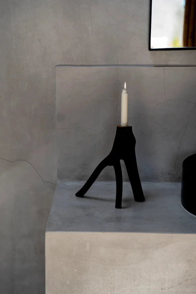 Porte-bougie noir en forme de racine avec bougie blanche, style élégant et original