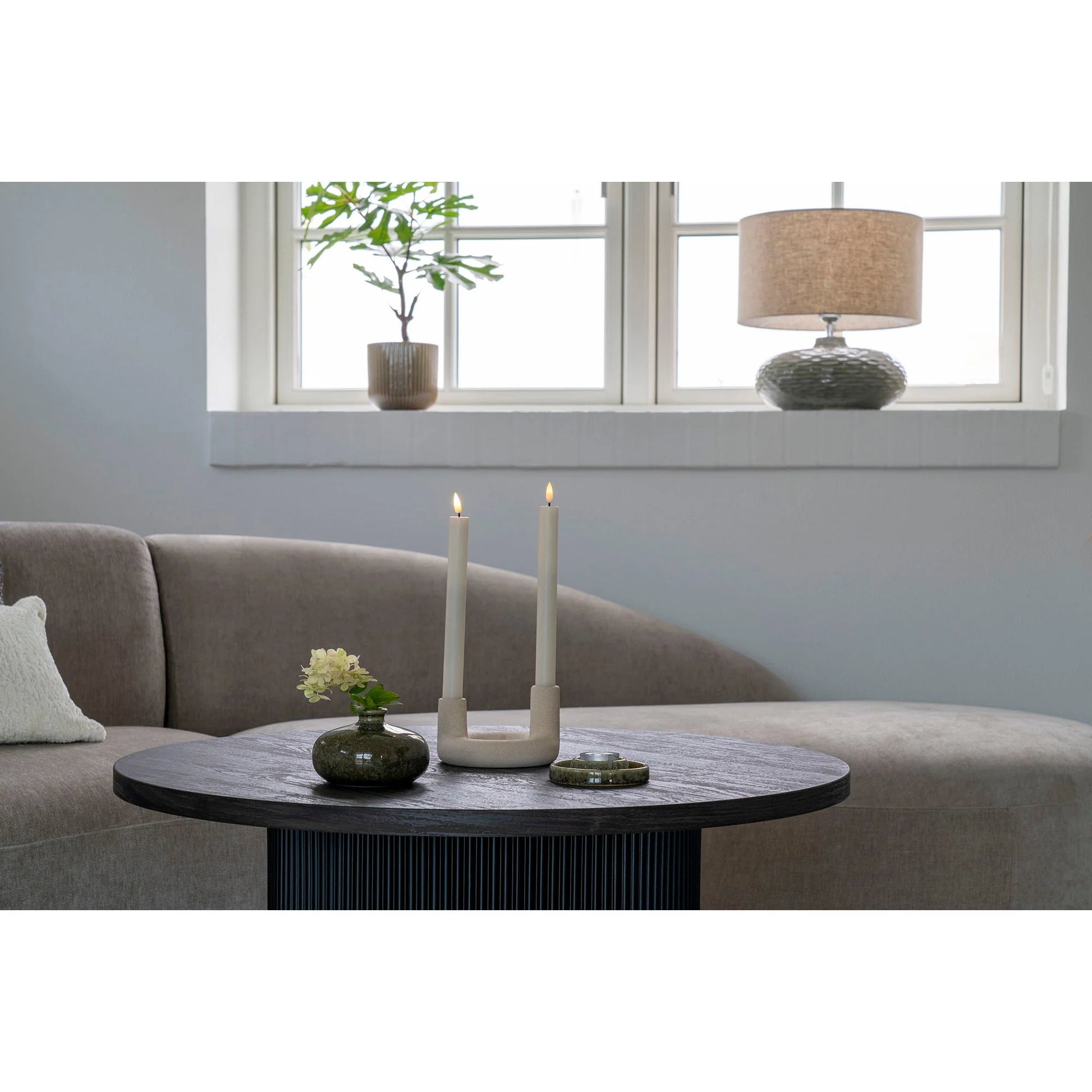 Bougies allumées dans un porte-bougie en céramique beige ronde ø13 cm