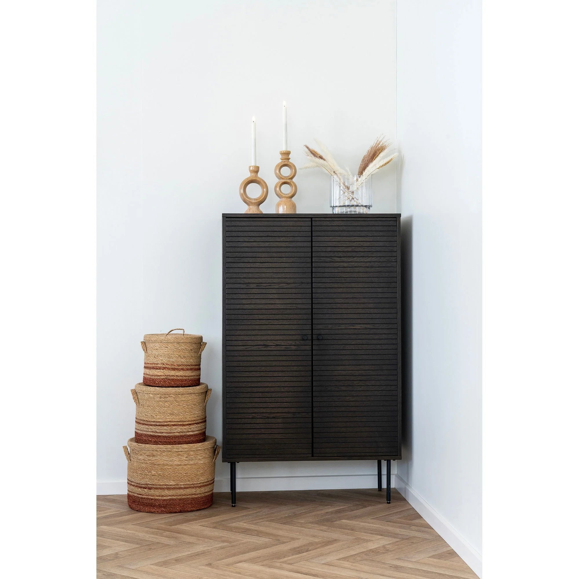 Cabinet en bois foncé avec lames horizontales, parfait pour un porte-bougie en céramique marron 23 cm décoration