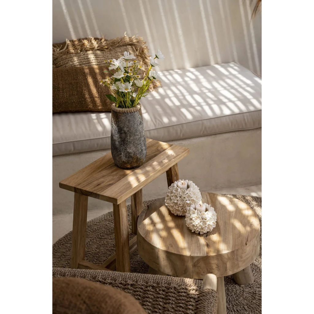 Table basse en bois ronde à fini naturel avec porte-bougie coquillages floraux