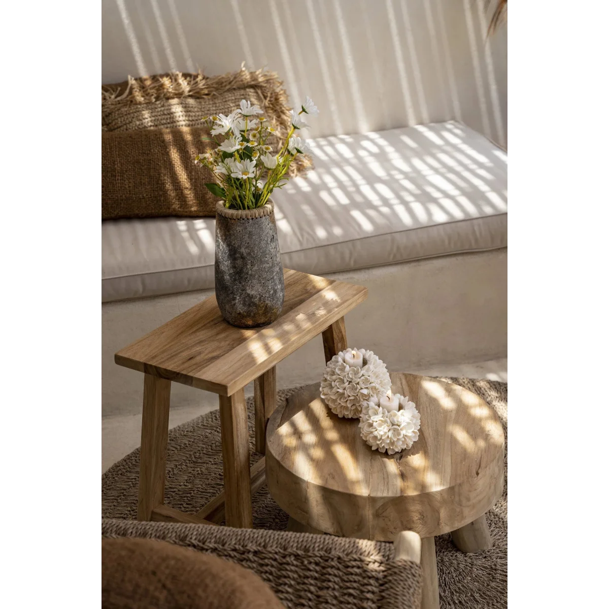 Table basse en bois ronde à fini naturel avec porte-bougie coquillages floraux