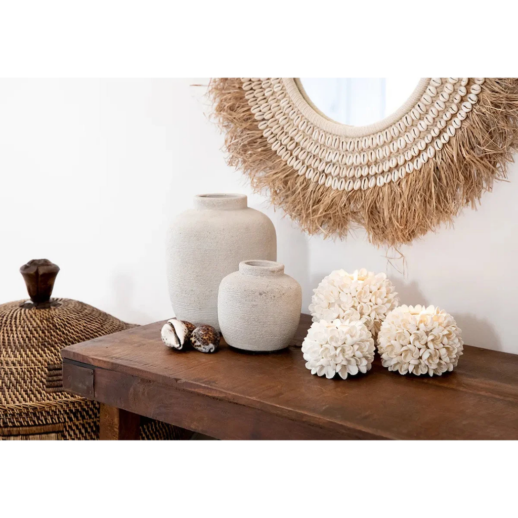 Vase céramique blanc texturé sur table bois rustique, porte-bougie coquillages floraux