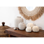 Vase céramique blanc texturé sur table bois rustique, porte-bougie coquillages floraux