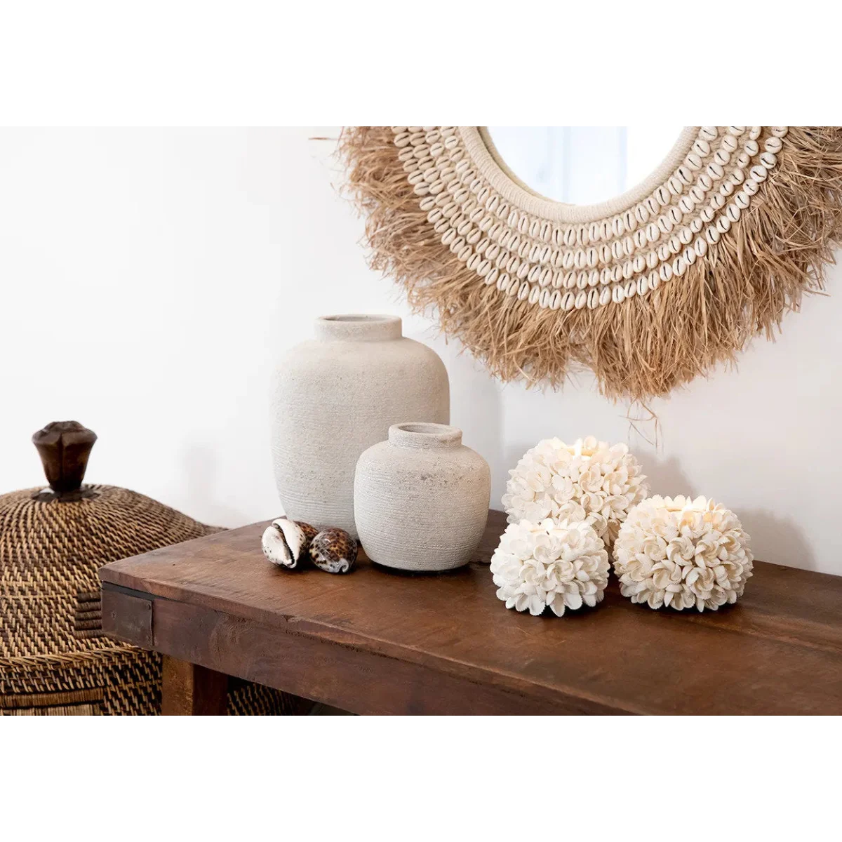 Vase céramique blanc texturé sur table bois rustique, porte-bougie coquillages floraux