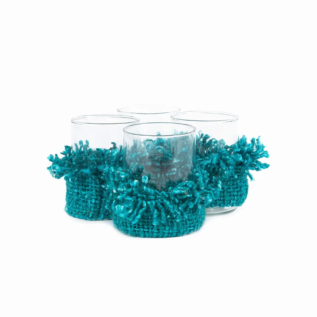 Quatre verres clairs avec des couvre-verres en yarn teal pour le porte-bougie Oh My Gee Aqua M