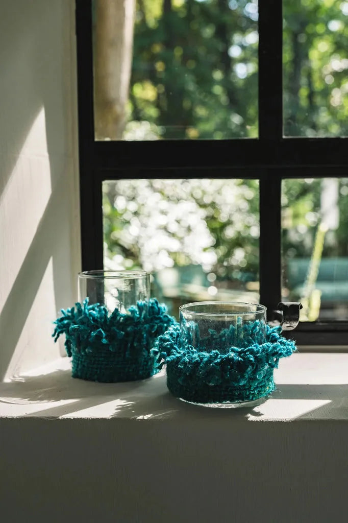 Deux mugs en verre avec des cozies en crochet turquoise pour bougies Le porte-bougie Oh My Gee Aqua M