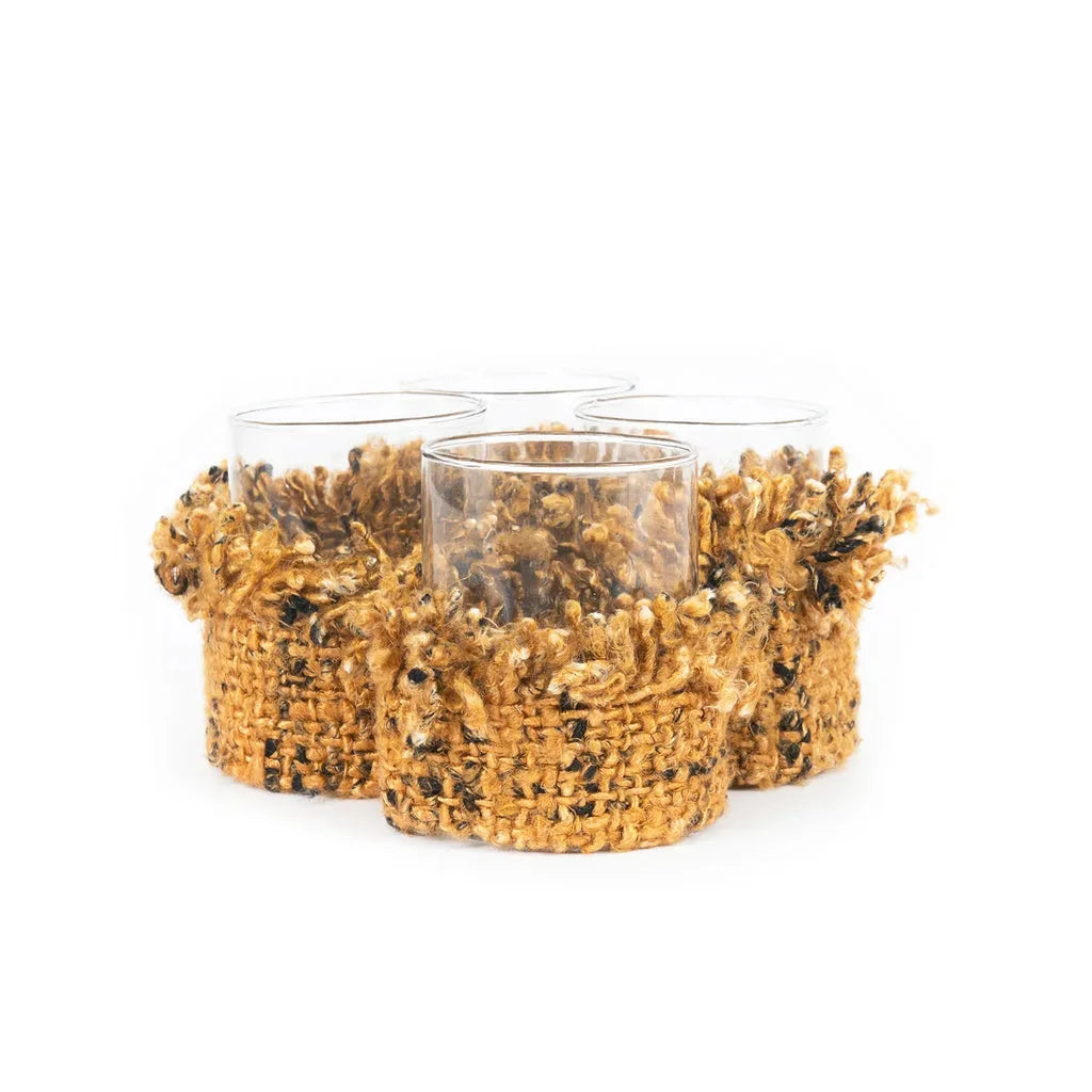 Quatre verres transparents dans des porte-bougies tissés pour Le Porte-Bougie Oh My Gee CinnamonB M