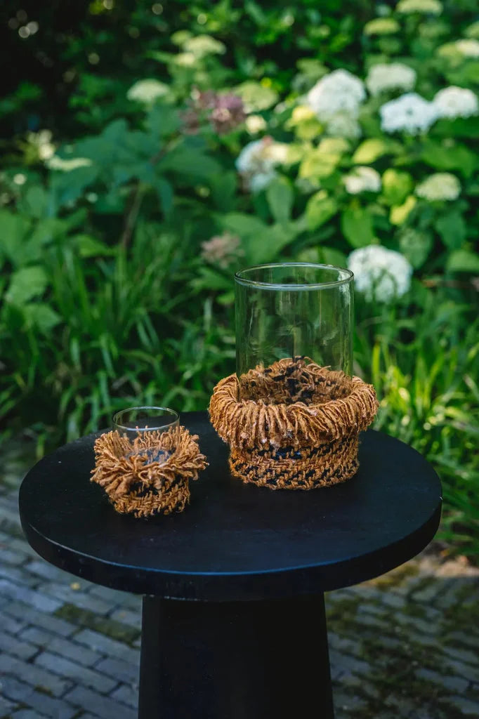 Vases en verre avec manchons en raphia tressé pour Le Porte-Bougie Oh My Gee CinnamonB M