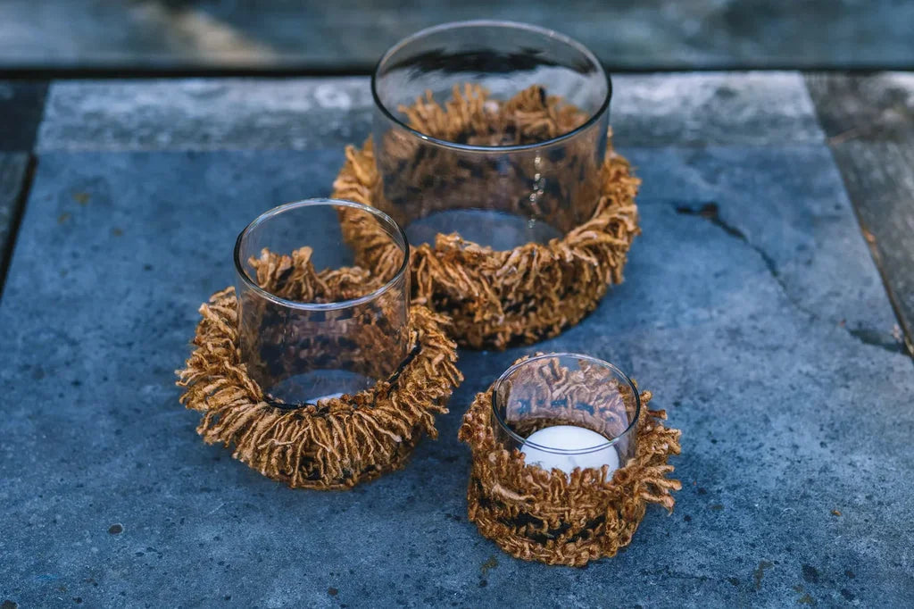 Trois porte-bougies en verre avec franges en laine pour le produit Le porte-bougie Oh My Gee CinnamonB S