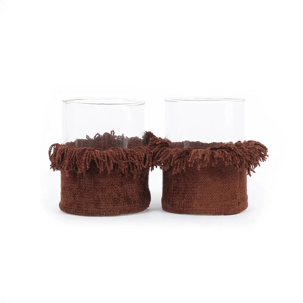 Deux verres transparents avec des cozies en velours bordeaux fringés