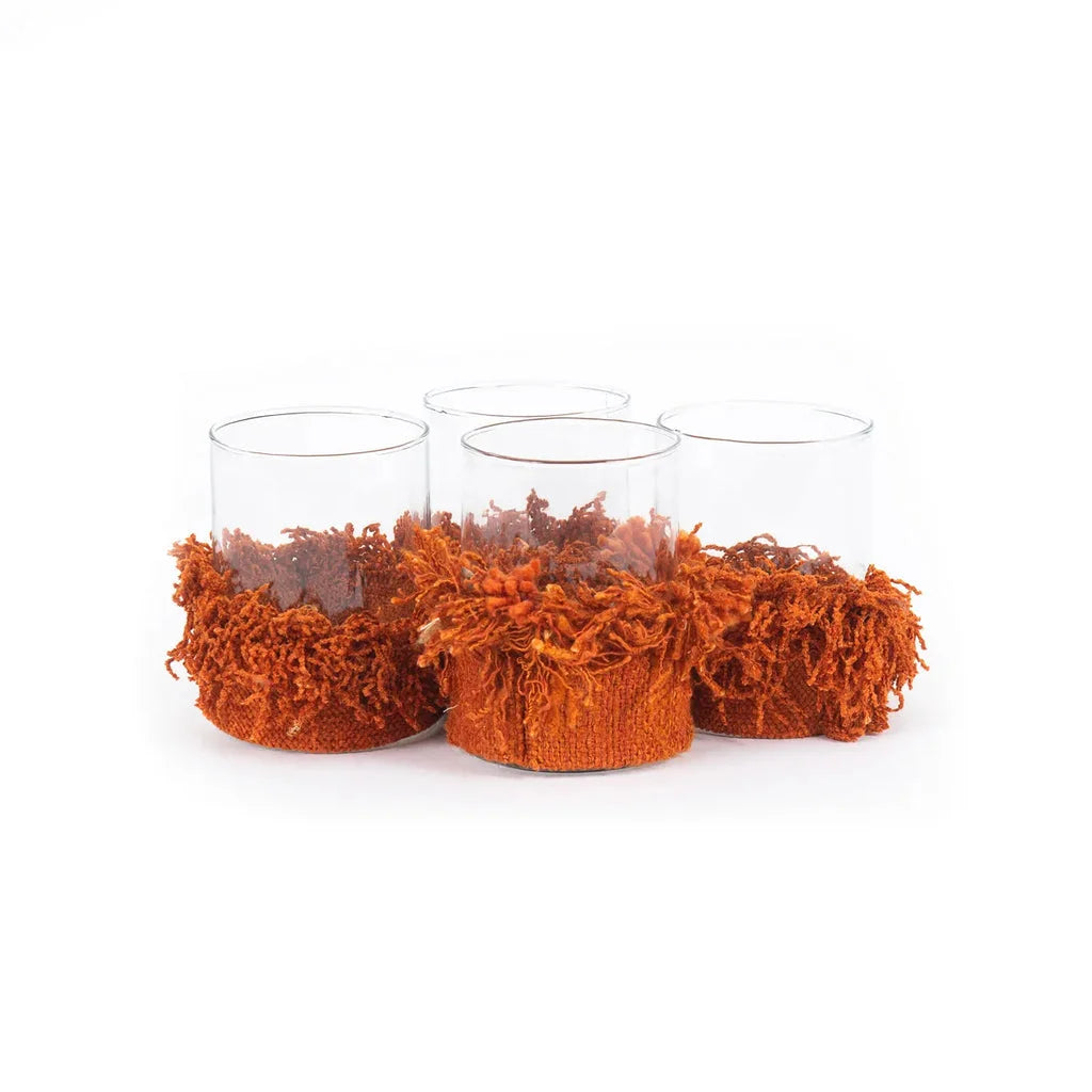 Quatre verres transparents avec bases en tricot orange pour Le porte-bougie Oh My Gee