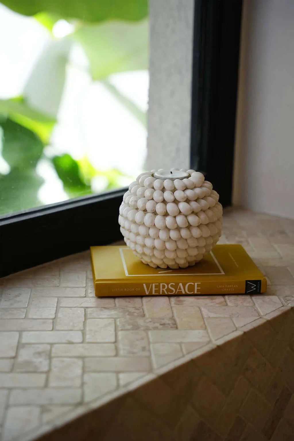 Porte-bougie rond en coquillages blancs texturés à finition perlée