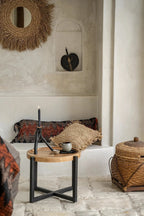 Table d’appoint ronde en bois avec pieds en X en métal noir, style sculptural naturel