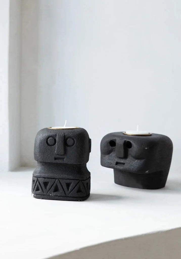Porte-bougie Sumba Stone n°26 avec deux porte-bougies tête stylisées noires
