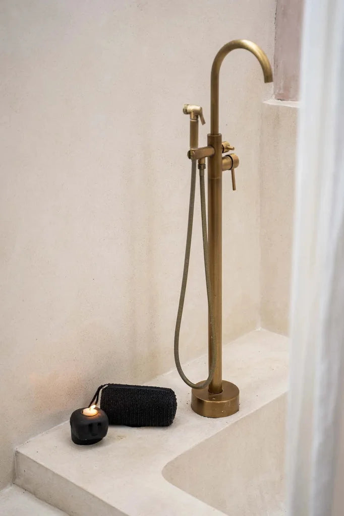 Robinet de baignoire en laiton autonome pour le produit Le porte-bougie Sumba Stone n°27