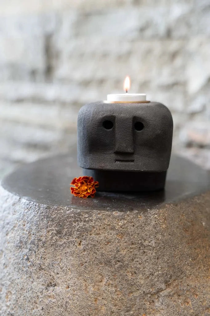Porte-bougie noir carré avec visage pour Le porte-bougie Sumba Stone n°27