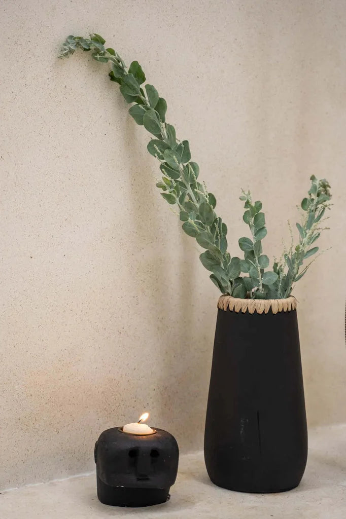 Vase noir avec verdure et bougie crâne pour Le porte-bougie Sumba Stone n°27