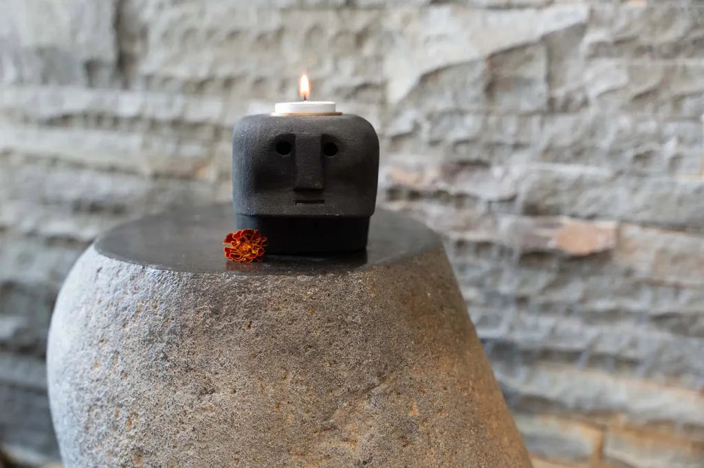 Support de bougie en pierre représentant une tête pour Le porte-bougie Sumba Stone n°27