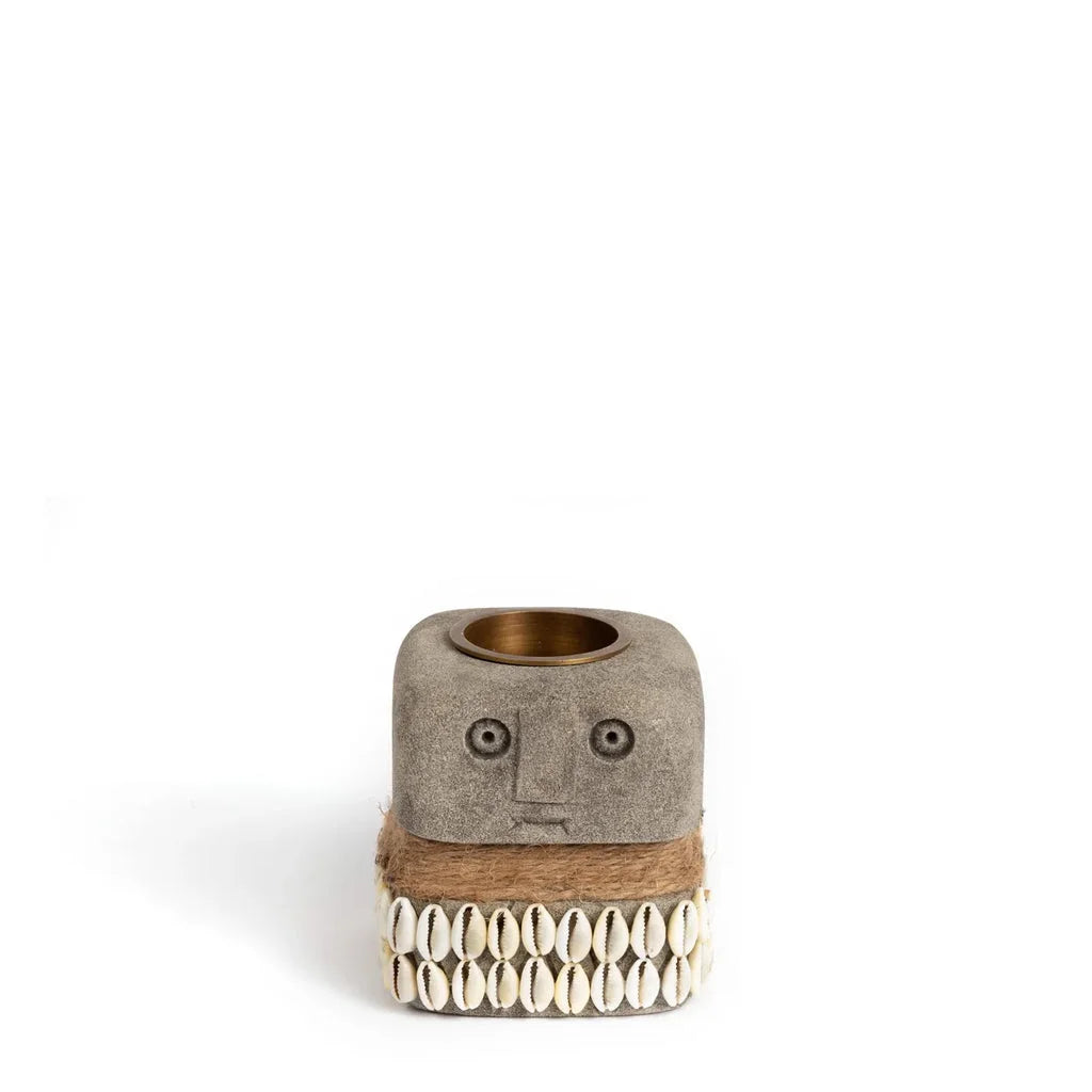 Porte-bougie Sumba Stone n°31 en pierre avec visage et accents coquillage