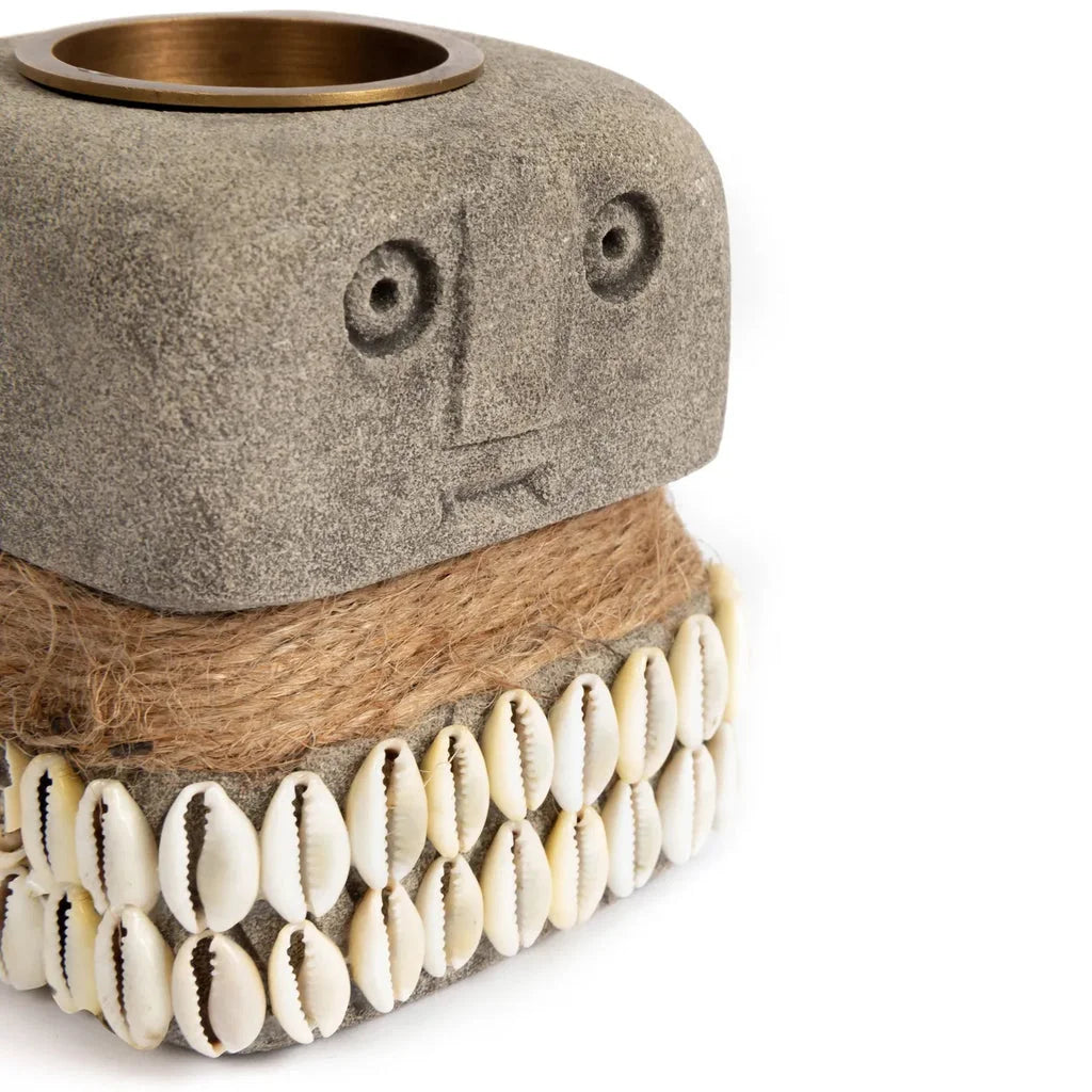 Porta-bougie en pierre Sumba avec visage sculpté et accents coquillage