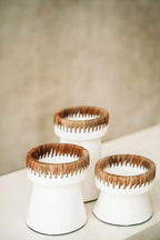 Porte-bougie en terre cuite blanche avec raphia naturel, H16 cm