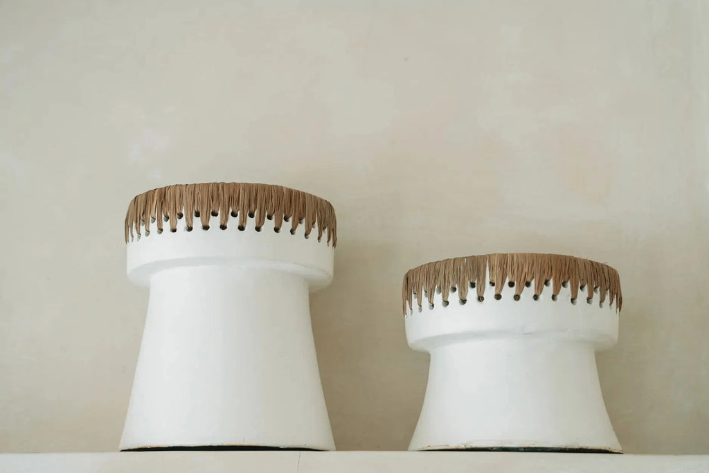 Deux porte-bougies en terre cuite blanche finition raphia naturel H16 cm