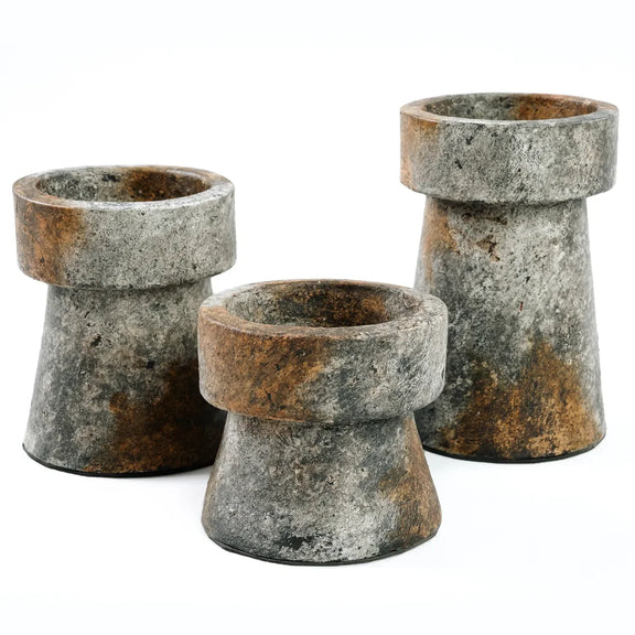 Trois porte-bougies en terre cuite gris antique cylindriques et usés