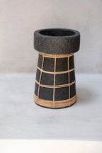 Porte-bougie en terre cuite noire et rotin 20 cm
