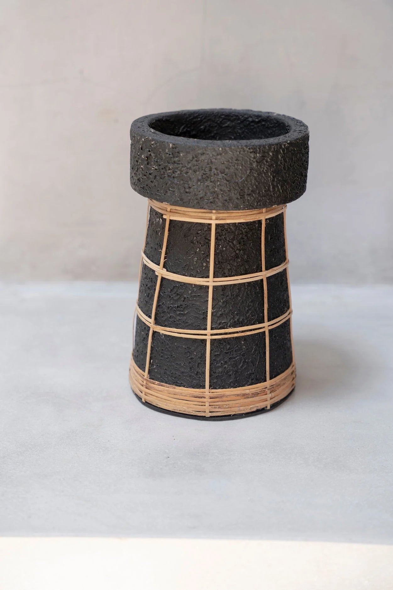 Porte-bougie en terre cuite noire et rotin 20 cm