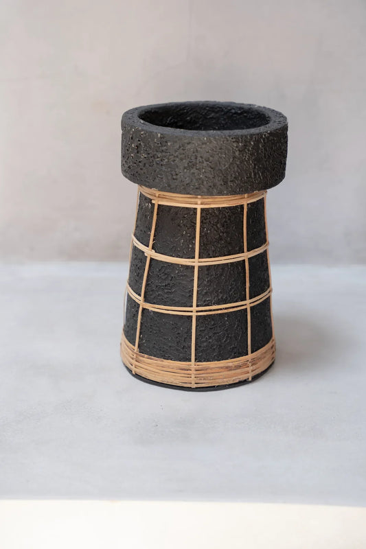 Porte-bougie en terre cuite noire et rotin 20 cm