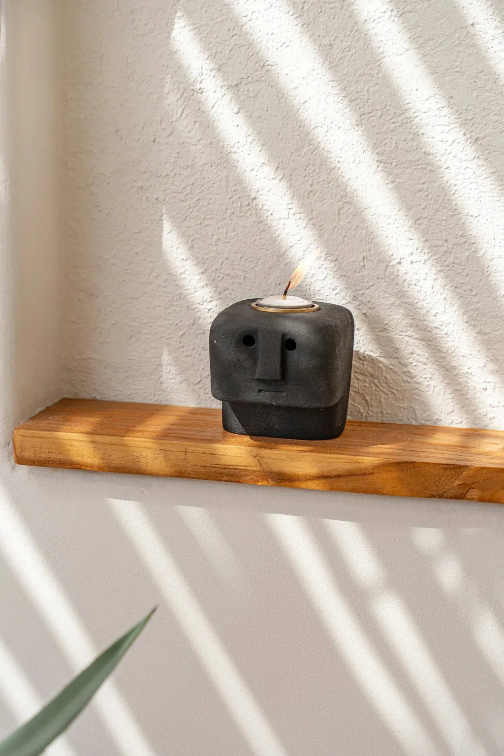Porte-bougie totem en grès noir sculpté avec motifs géométriques