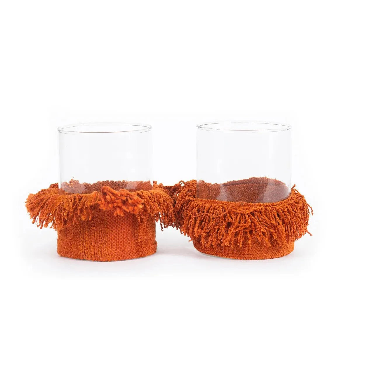 Deux verres transparents avec des cozy franges en velours rouille