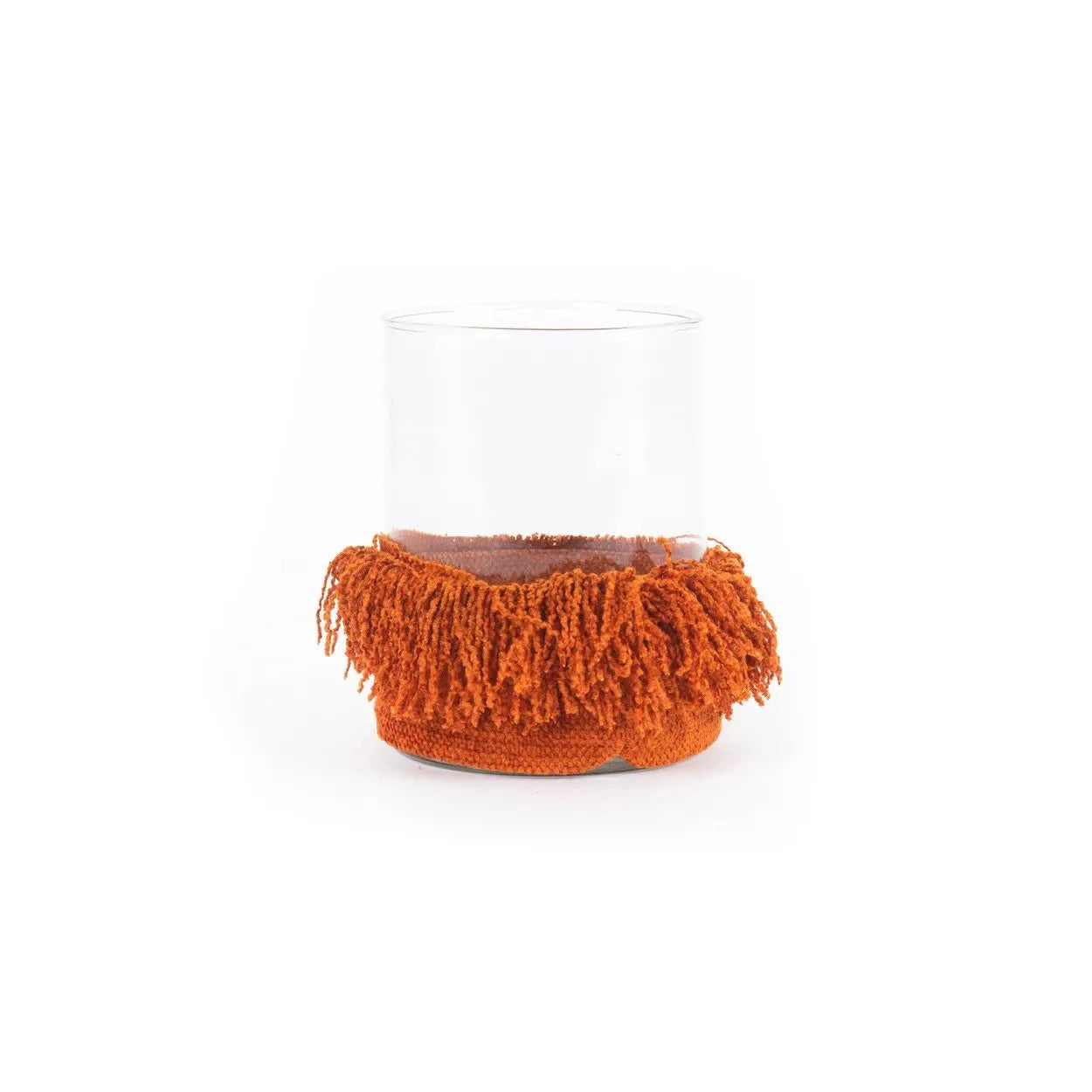 Image d’un porte-bougie en velours rouille avec base en verre clair et franges orange
