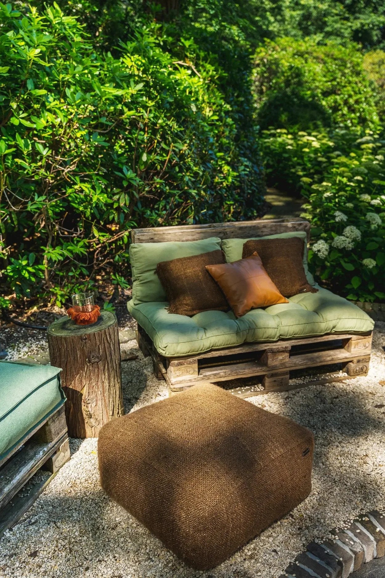 Seating extérieur en palette rustique pour porte-bougie en velours rouille avec franges