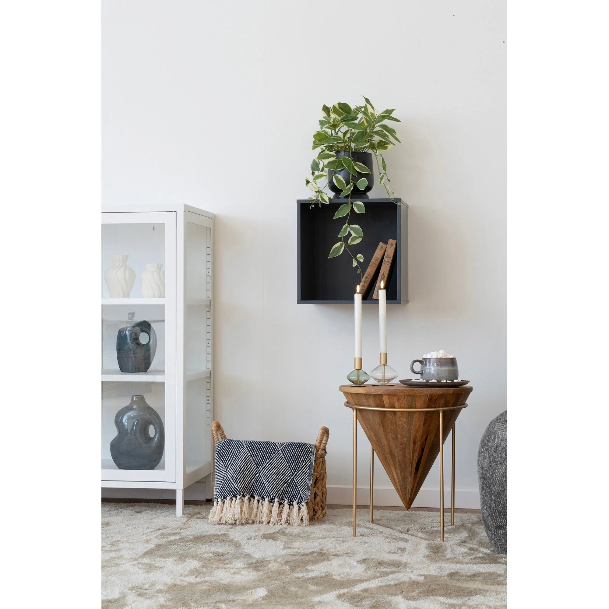 Intérieur de salon décoré avec porte-bougie en verre et métal doré vert lot de 2