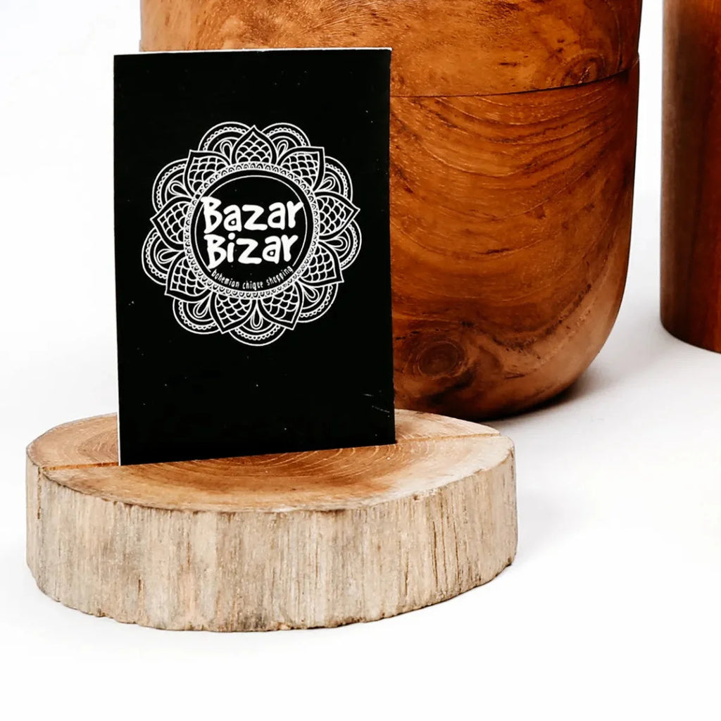 Porte-cartes décoratif en racine de teck avec panneau noir et logo mandala blanc