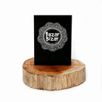 Carte noire avec motif de mandala blanc.