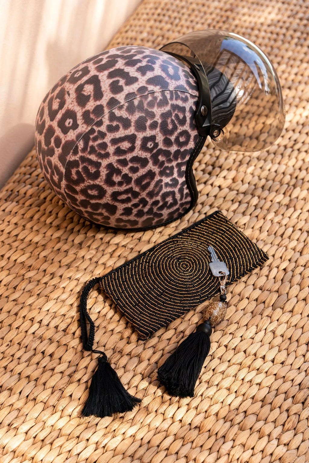 Coque de casque léopard avec pompons noirs et visière claire