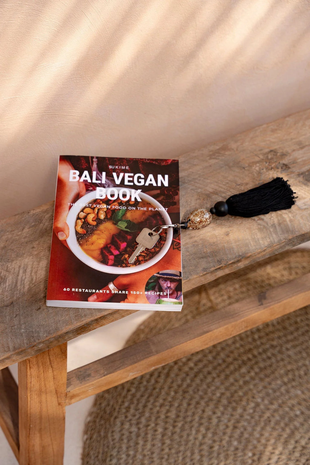 Couverture livre Bali Vegan rouge blanc soupe sur bois