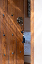 Porte-clés en bois, coquillage noir marron et pompon déco